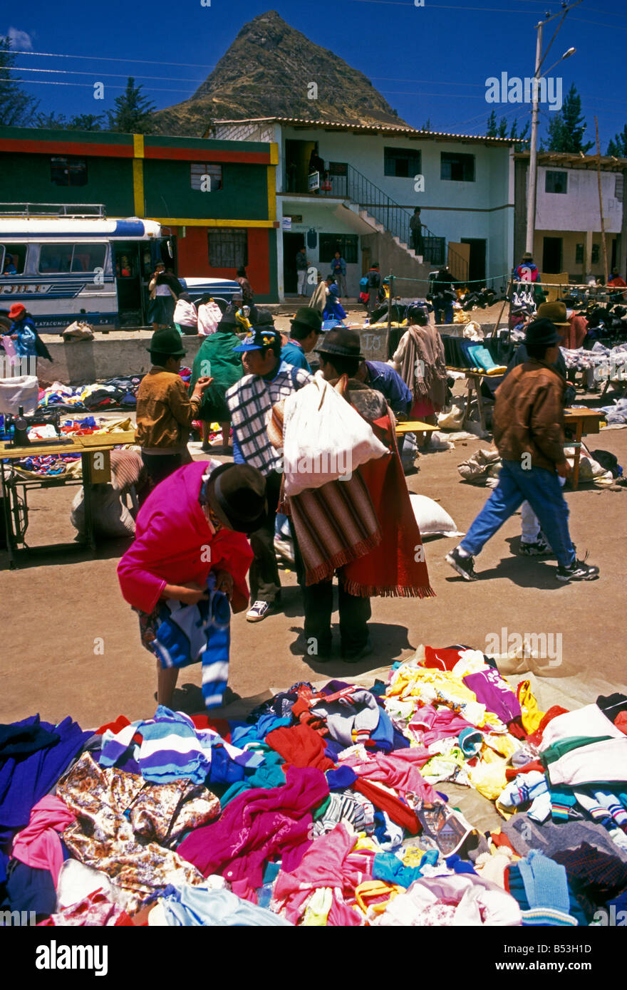 Ecuadorans, ecuadorianischen, Lieferant, Hersteller, Verkauf, neue Kleidung, Kleidung, Kleidung, indischen Markt, Markt, Marktplatz, zumbahua, Ecuador Stockfoto