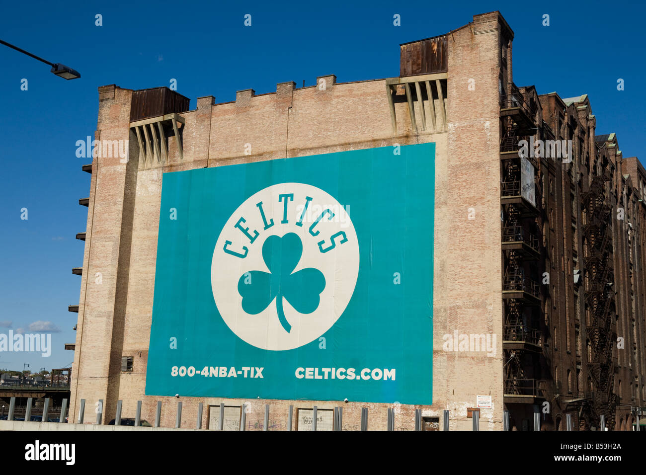 Celtics Banner hängt gegenüber der Garten Boston, Massachusetts Stockfoto