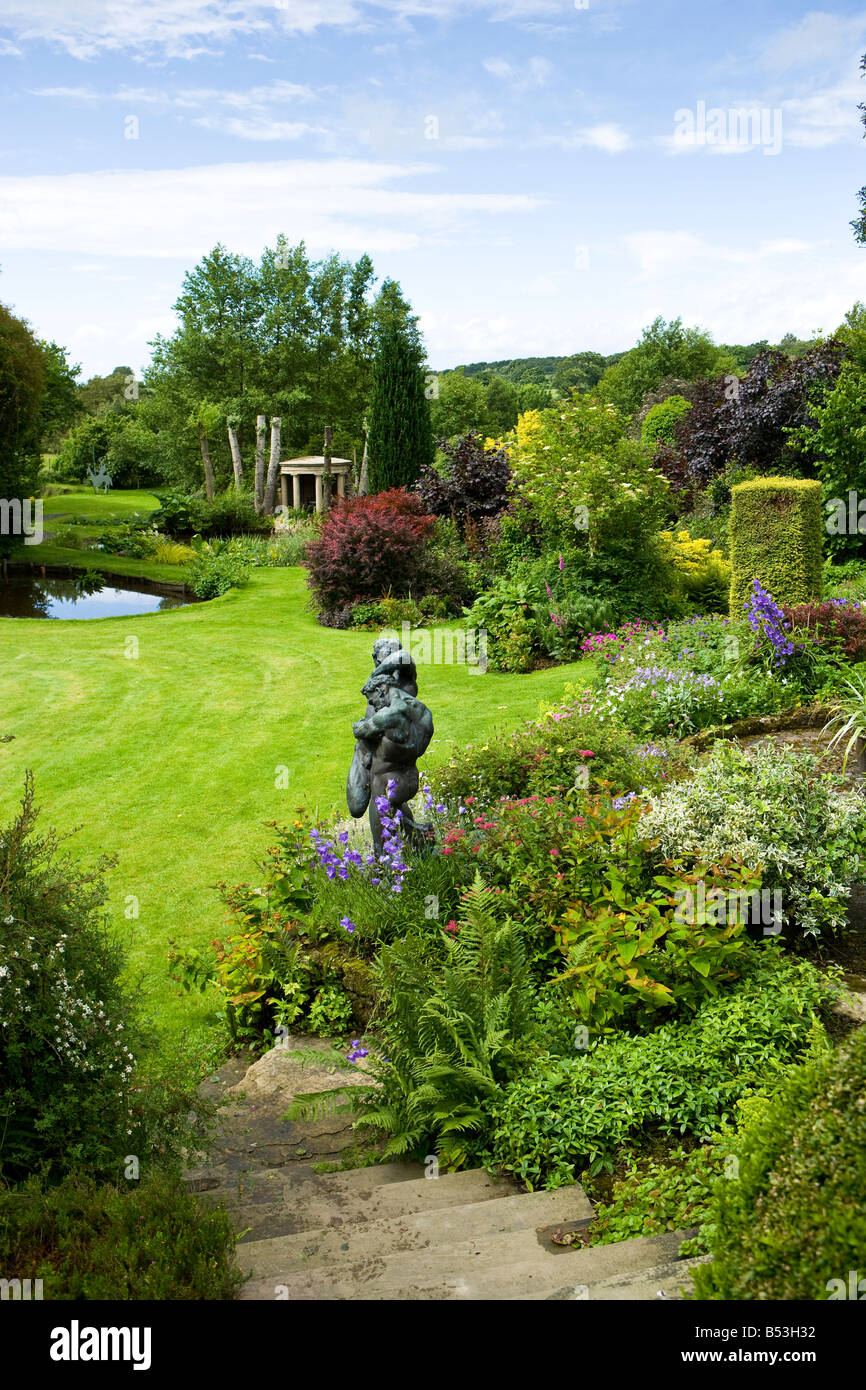 ein großer Garten mit einem See und einer Bronze-statue Stockfoto