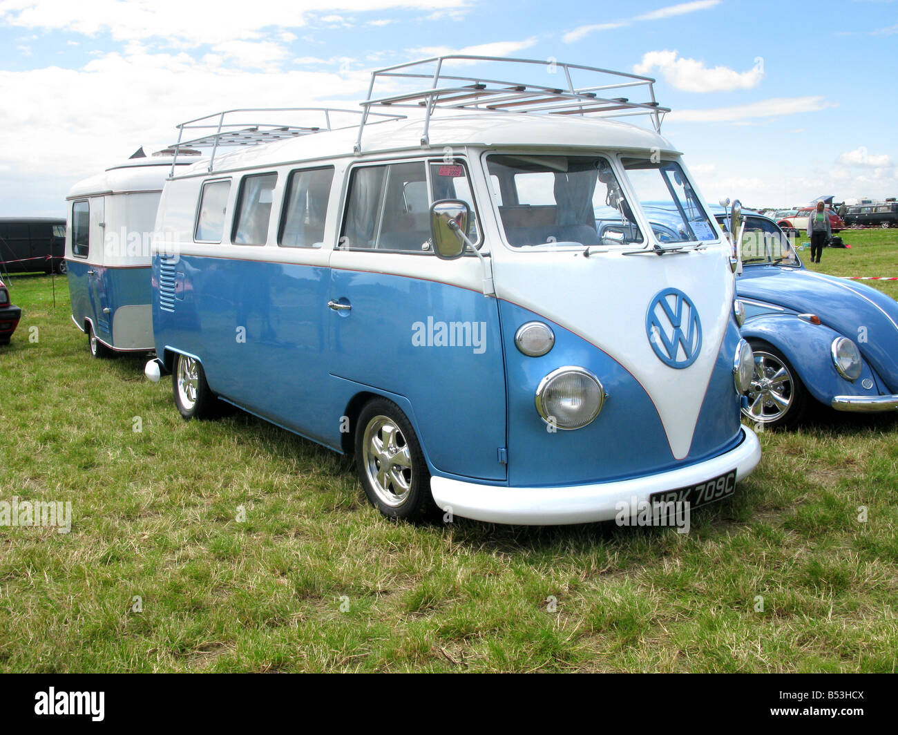 Klassischen blauen VW Volkswagen Käfer und camper Stockfoto