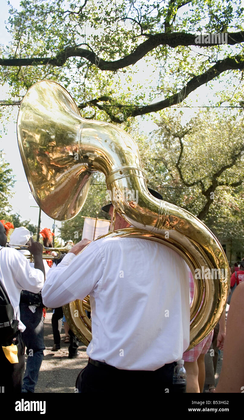 Treme Brass Band Tubaspieler, marschieren in New Orleans Jazz Beerdigung auf Napoleon Avenue. Stockfoto