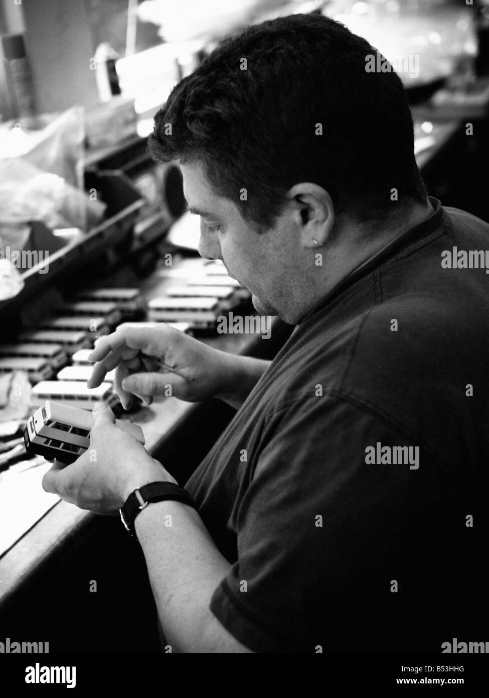 Modellbauer arbeiten an einem Workshop an der alten Gymnasium, Redruth, Cornwall Stockfoto