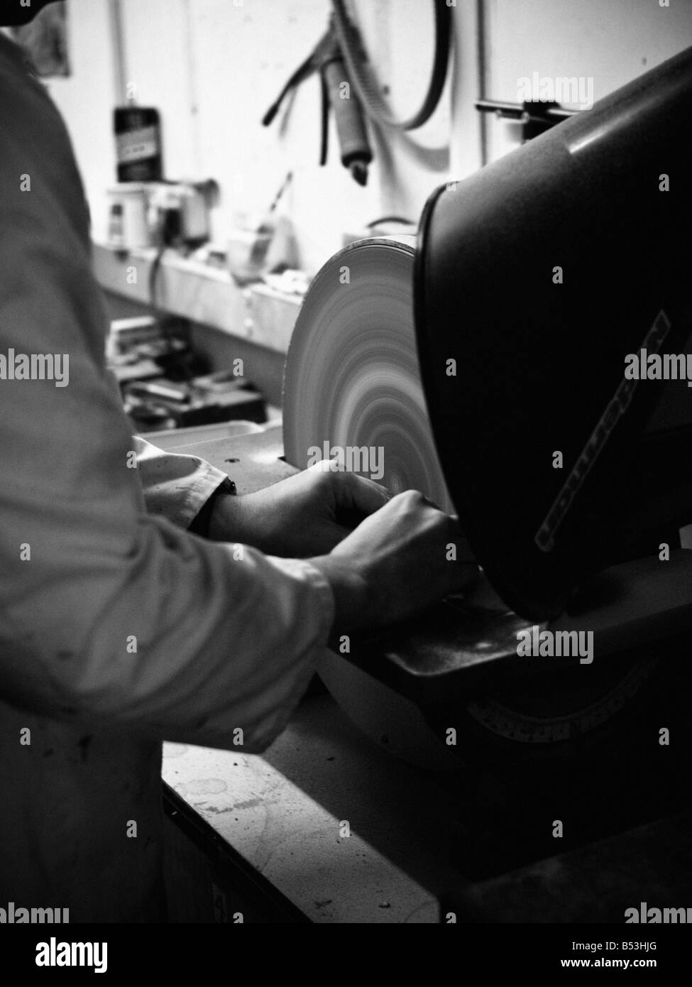 Modellbauer arbeiten an einem Workshop an der alten Gymnasium, Redruth, Cornwall Stockfoto