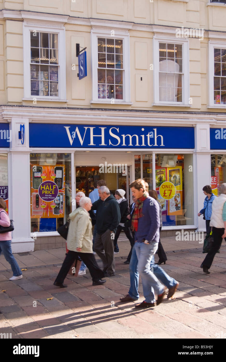 Menschen, die vorbeigehen WHSmith der Zeitungskiosk in der geschäftigen Innenstadt von Norwich, Norfolk, Großbritannien Stockfoto