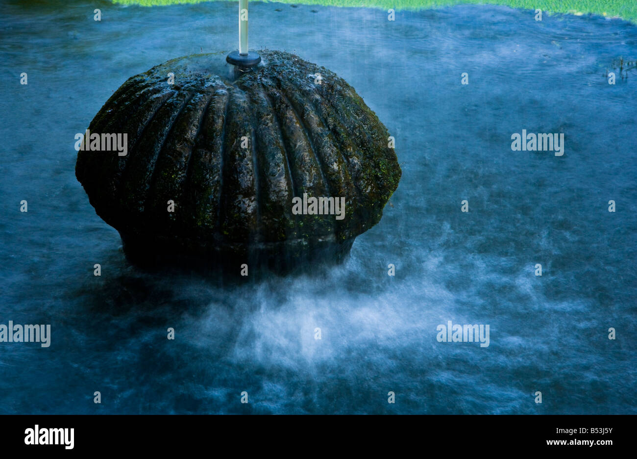 Brunnen klein -Fotos und -Bildmaterial in hoher Auflösung – Alamy