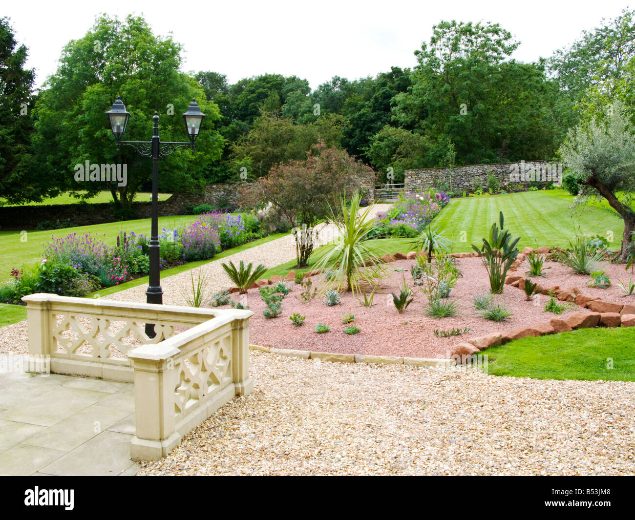 großer Garten mit heißen Kiesbett Stockfoto