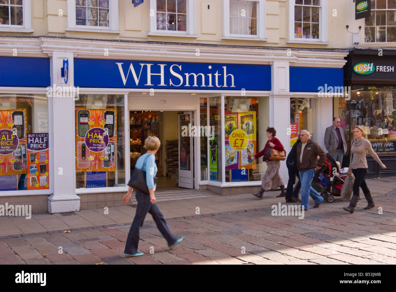 Menschen, die vorbeigehen WHSmith der Zeitungskiosk in der geschäftigen Innenstadt von Norwich, Norfolk, Großbritannien Stockfoto