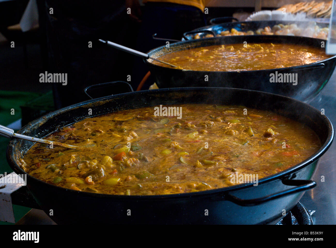 Große Mengen an indisches Curry köcheln lassen auf eine Lebensmittel-Konzession an das jährliche Erntedankfest Stockfoto