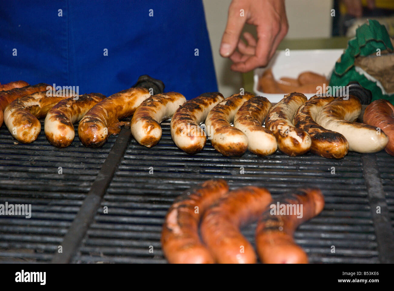 Hot Dogs, Würstchen, Bratwurst und Schublig Kochen auf dem Grill auf der Fête Des Vendanges Stockfoto