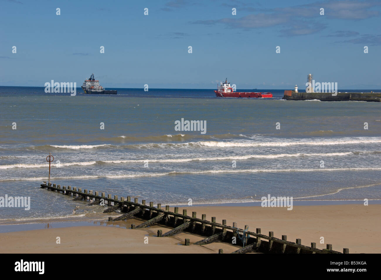 Aberdeen Strand Leuchtturm Meer Schiffe Aberdeenshire Highland Region Schottland August 2008 Stockfoto