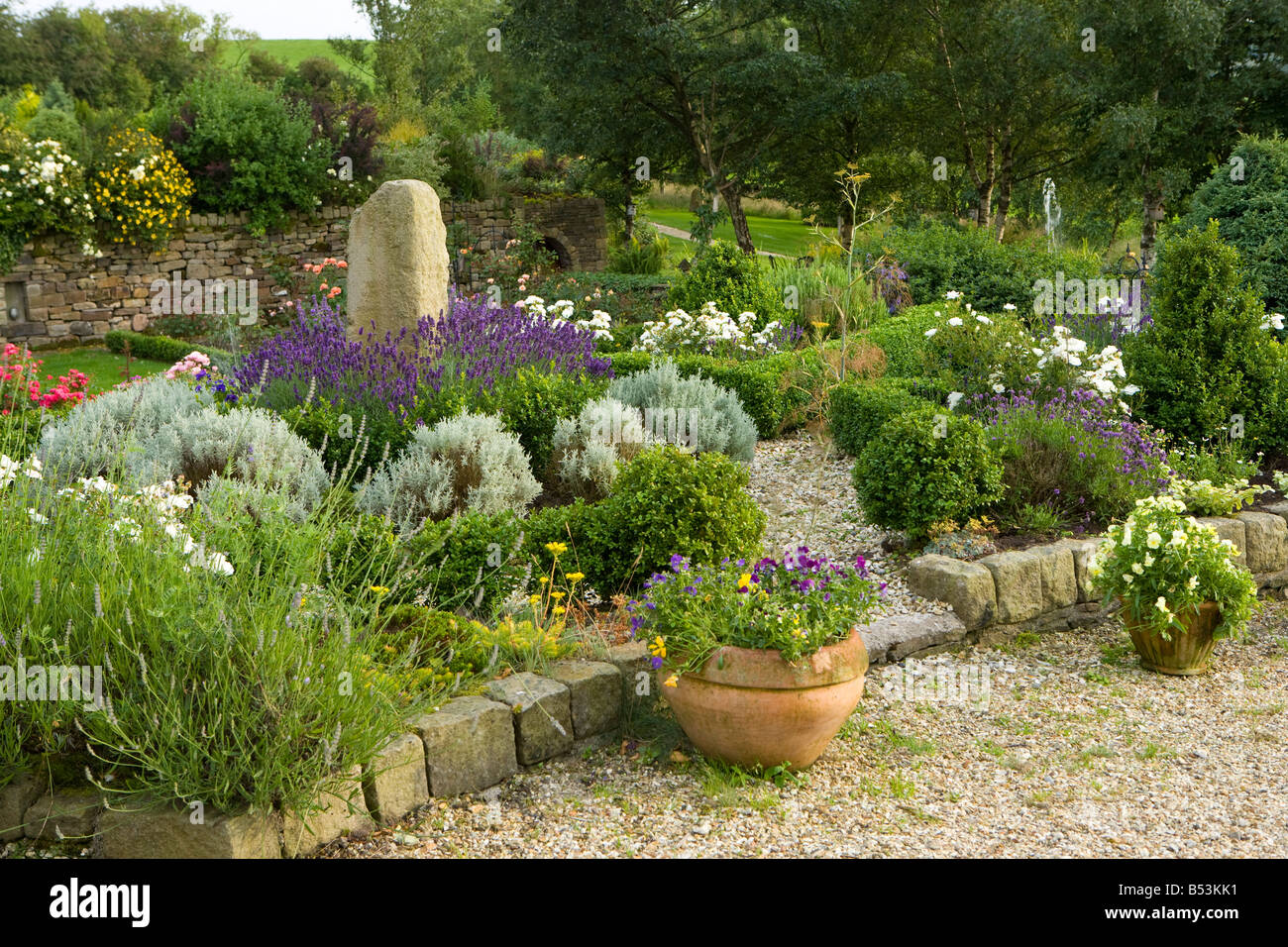 gut bepflanzten Blumenbeet in einem Landschaftsgarten Stockfoto