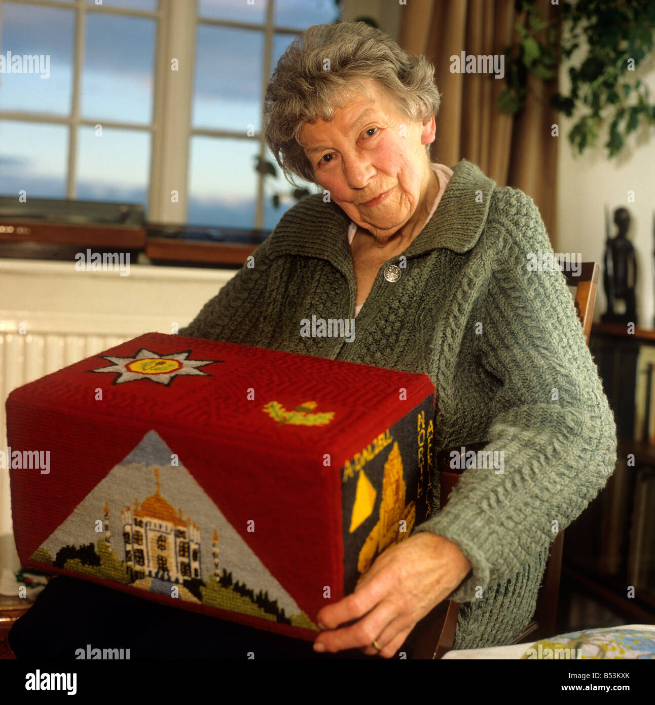 Frau Annie Dalzell Handwerk mit ihrem Cheshire Regiment Kirche Grasbüschel Kniebank Stockfoto