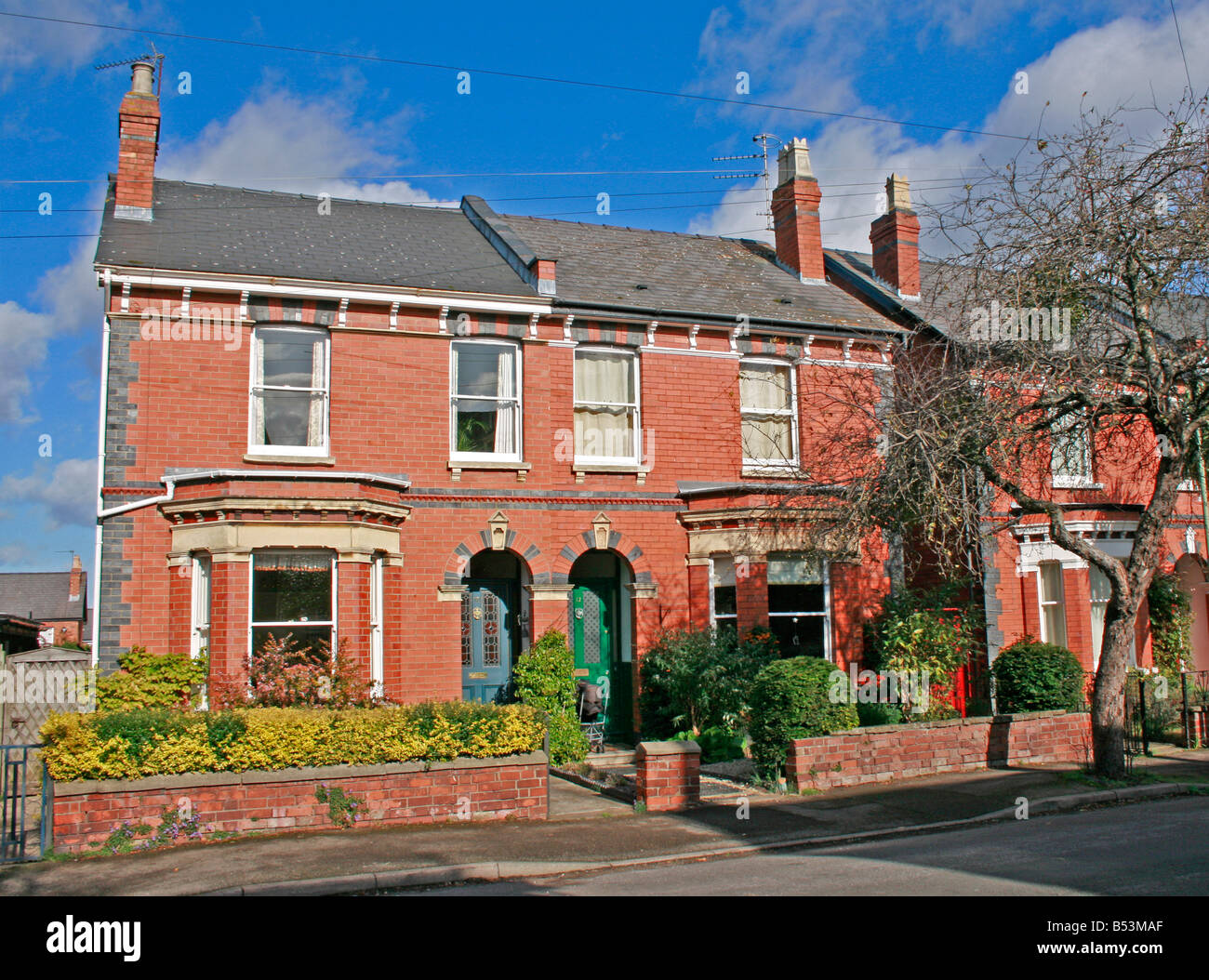 Reihe von rotem Backstein Edwardian Doppelhäuser, England Stockfoto