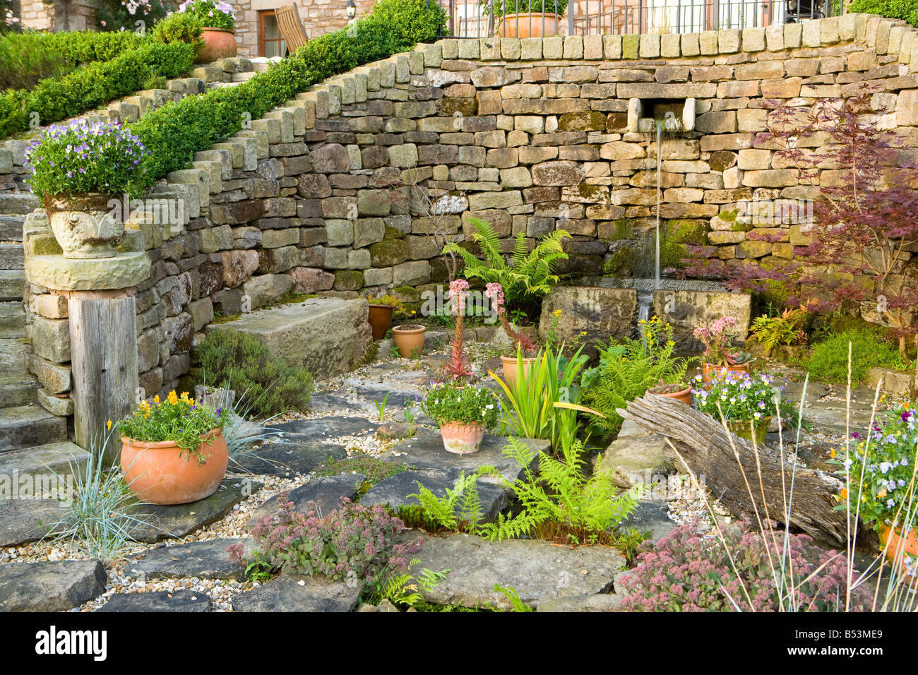 großen Steingarten oder eine Terrasse mit Farnen und Wasserspiel ... großen Steingarten oder eine Terrasse mit Farnen und Wasserspiel ...