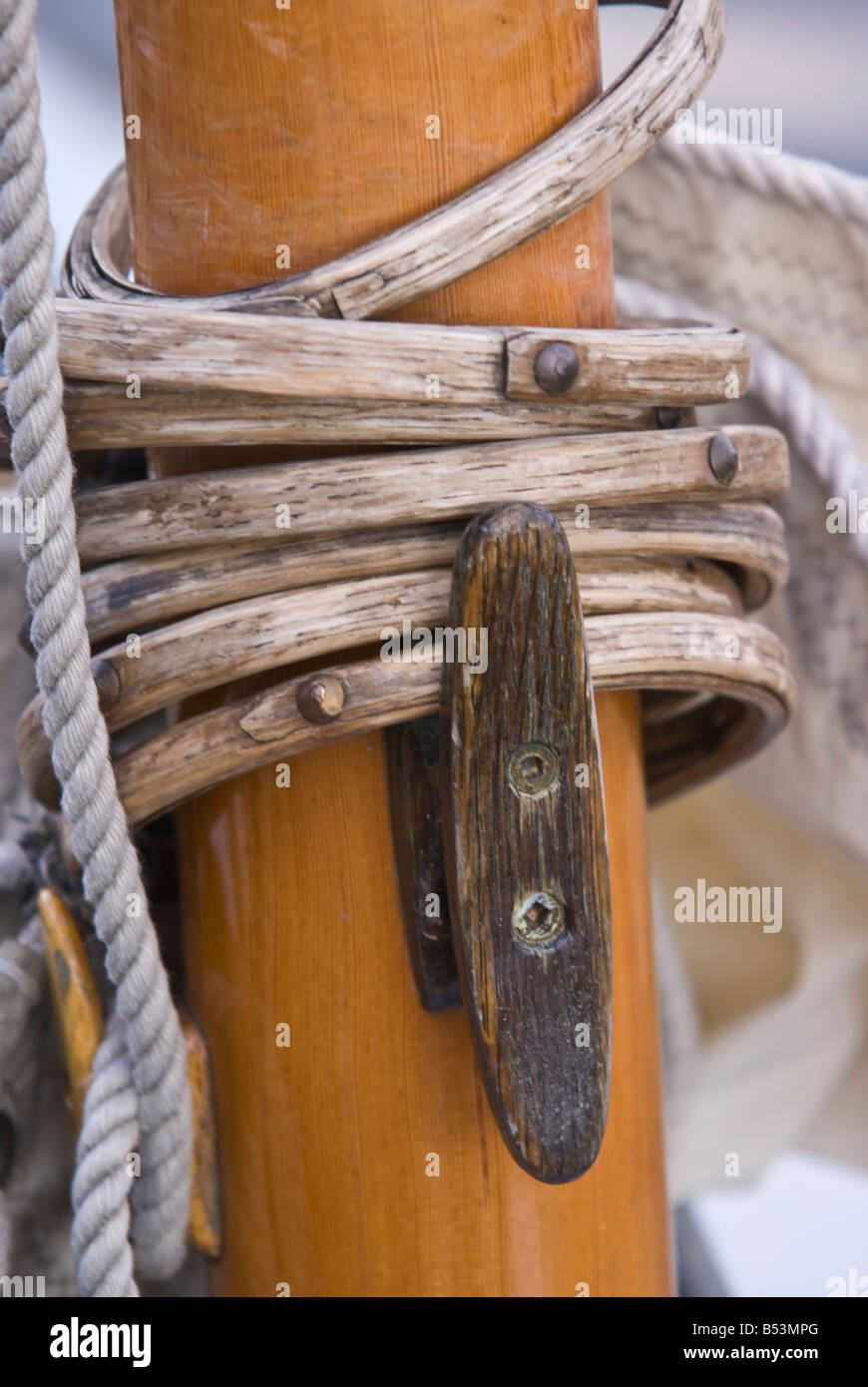 Detailbild des Mastes von einem alten Holzboot Stockfoto