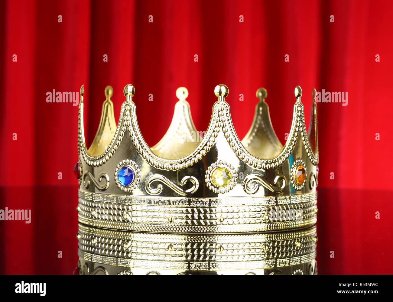 Krone mit roten Vorhang Hintergrund Stockfoto