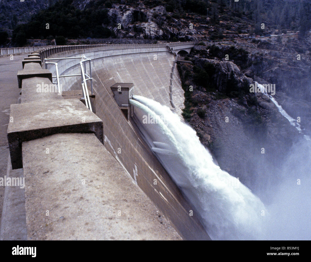 O Shaugnessy Damm hält Wasser-Versorgung für San Francisco und bietet Power Sierra Mountains Kalifornien USA Stockfoto