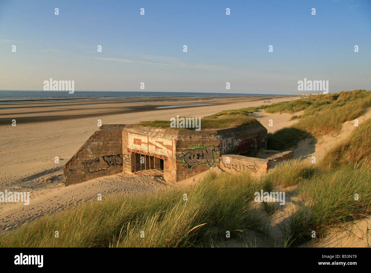 Eine deutsche Betonbunker, Teil von Hitlers Atlantikwall in Dunkerque (Dünkirchen), Nord-Frankreich. Stockfoto