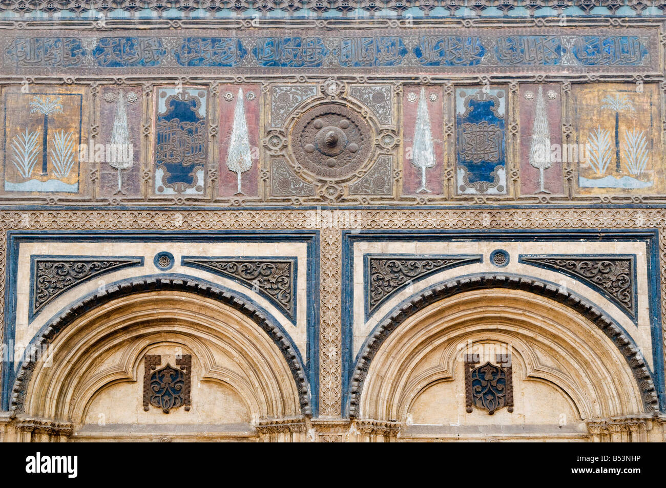 Mit Tumpanums trefoils und Zypressen von Bab al-Muzayinīn Tor der Friseure im Jahre 1753 in der Al-Azhar-Moschee eingerichtet, alte islamische Kairo Ägypten Stockfoto