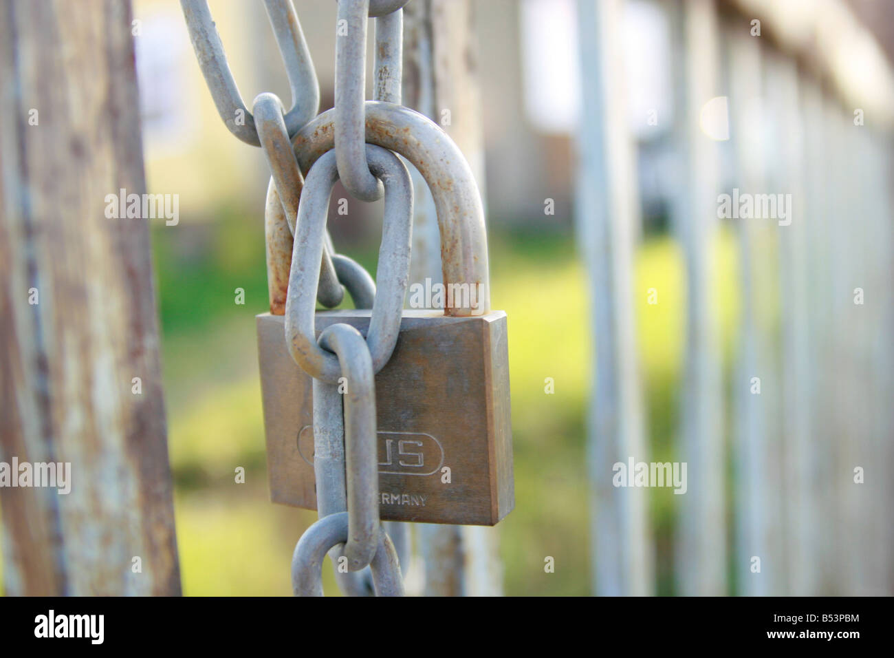 Schloss mit Kette Stockfoto