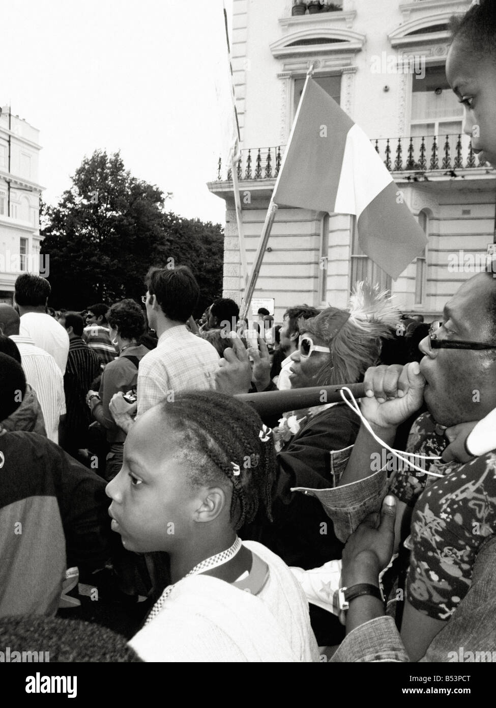 Menschenmassen in der Prozession auf dem Notting Hill Carnival in London Stockfoto