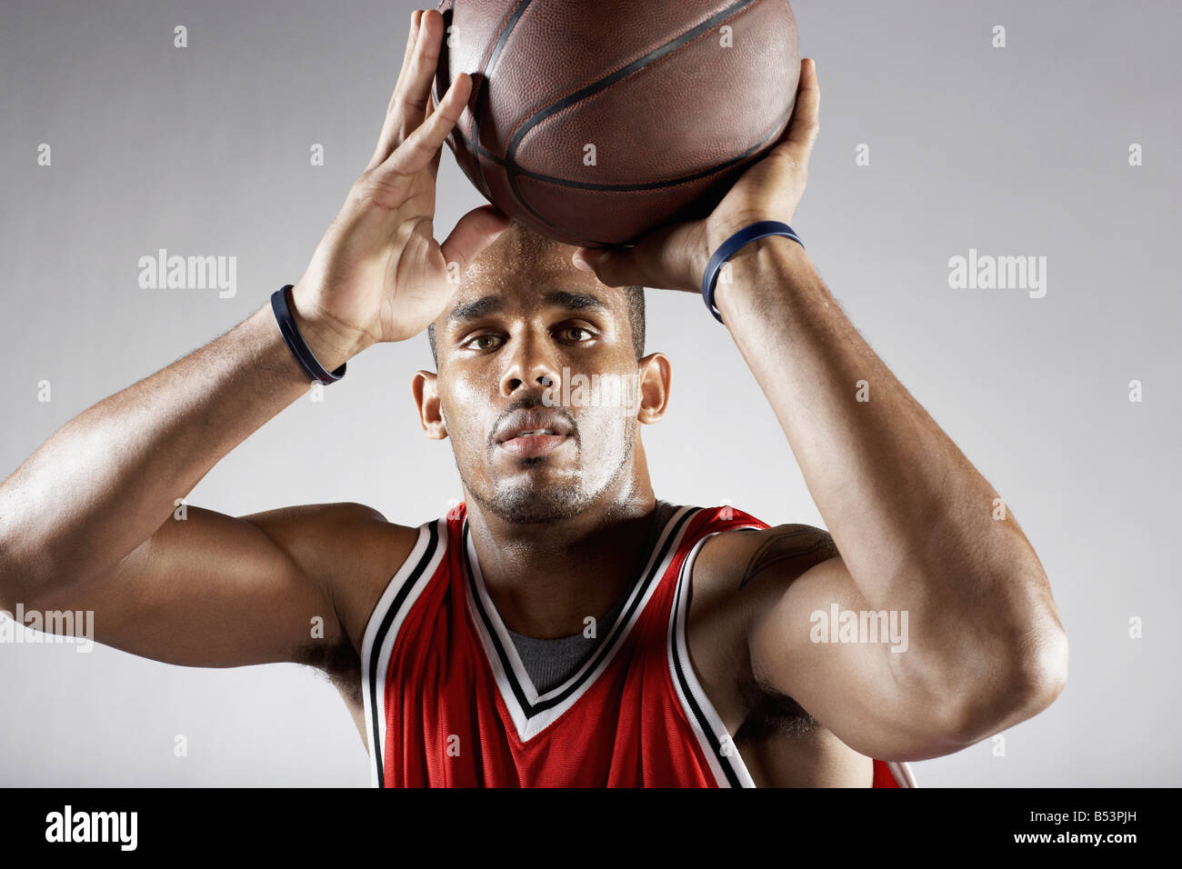 Afrikanische Basketballspieler schießen basketball Stockfoto