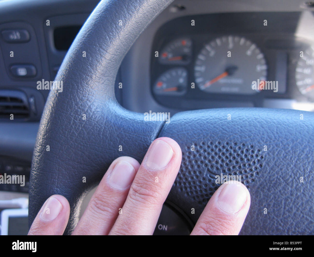 Hand aufs Auto horn Stockfoto