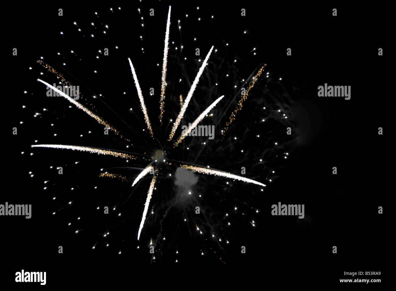 Schönen Feuerwerk explodiert in einem dunklen Nachthimmel voller Exemplar Stockfoto