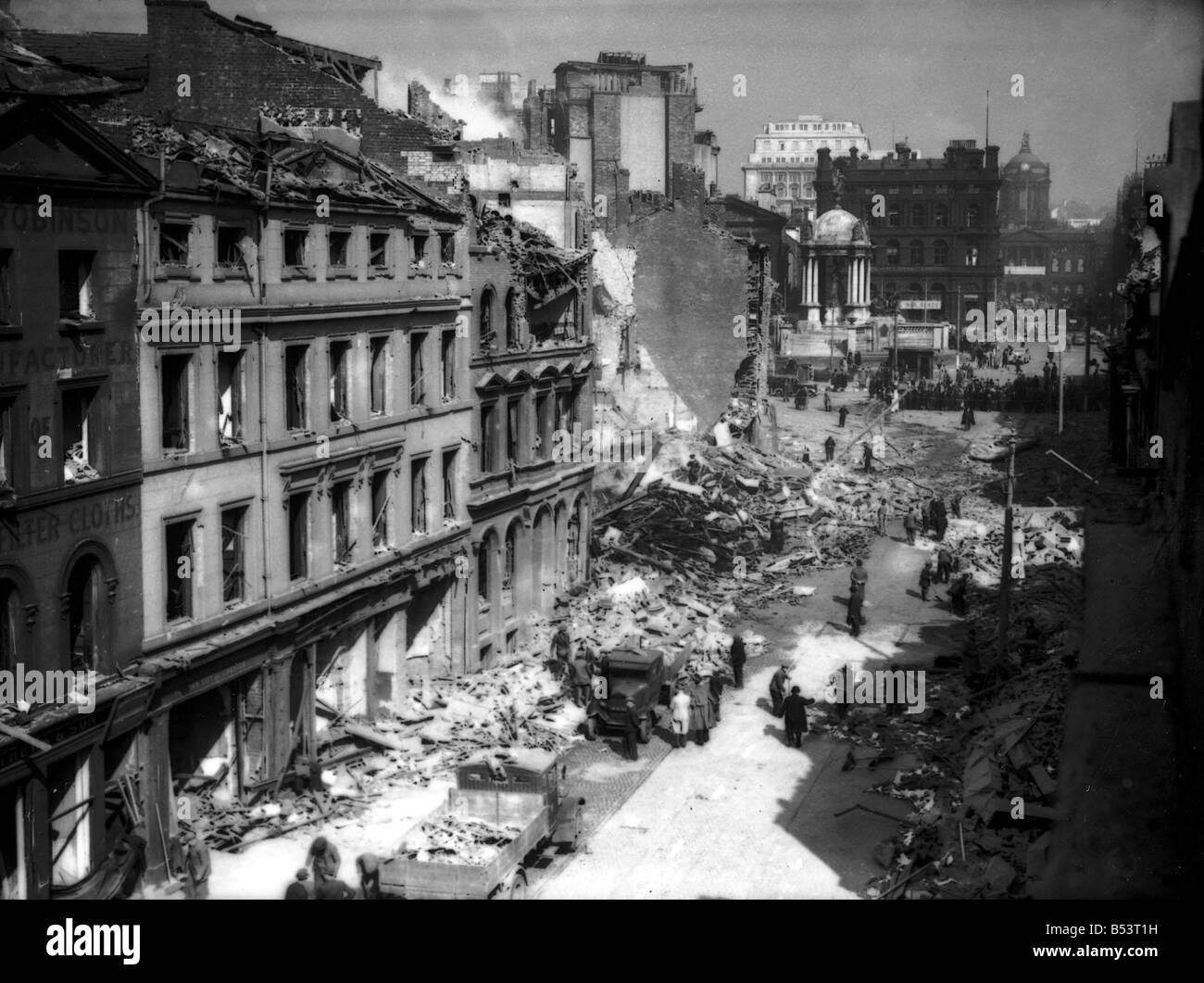 Merseyside Bombe Beschädigung 1940 Zivilisten und Rettungskräfte suchen, durch die die Bombe Beschädigung Gebäude im Zentrum von Liverpool nach einer Bombardierung überfallen von der Luftwaffe der deutschen Luftwaffe während der Blitz OP 220 C W420C DM Stockfoto