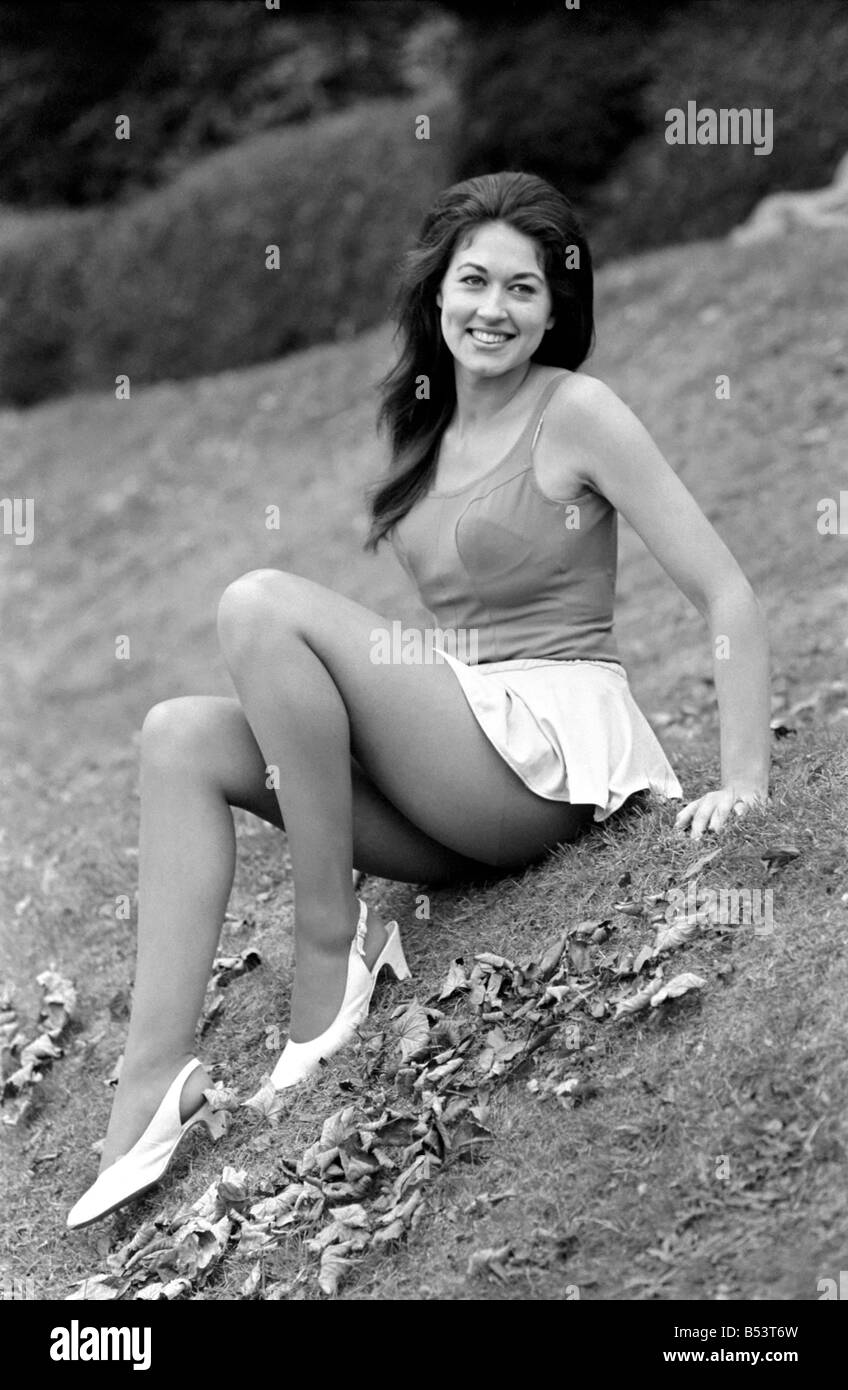 Frau posiert im freien trägt einen kurzen weißen Rock und Weste Top. &#13; &#10; Oktober 1969 &#13; &#10; Z10474-001 Stockfoto