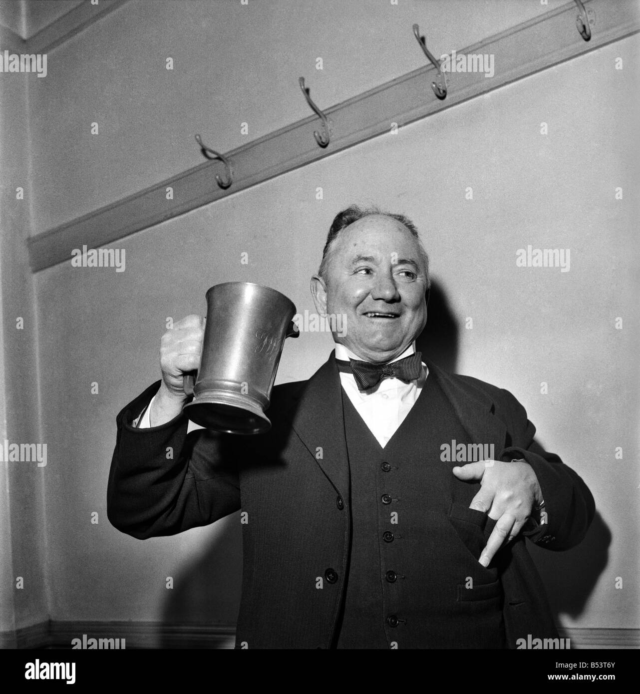 Hector Hughes, Q. C., Labour M. P. für Aberdeen North genießt einen Krug Gasthof Coope Bier. März 1953 D1293-001 Stockfoto