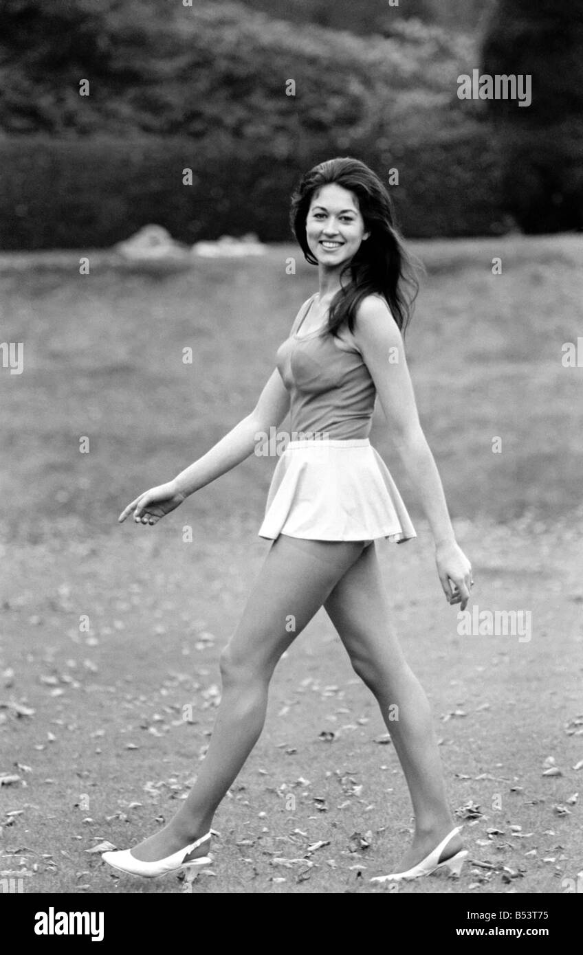 Frau posiert im freien trägt einen kurzen weißen Rock und Weste Top. &#13; &#10; Oktober 1969 &#13; &#10; Z10474-004 Stockfoto