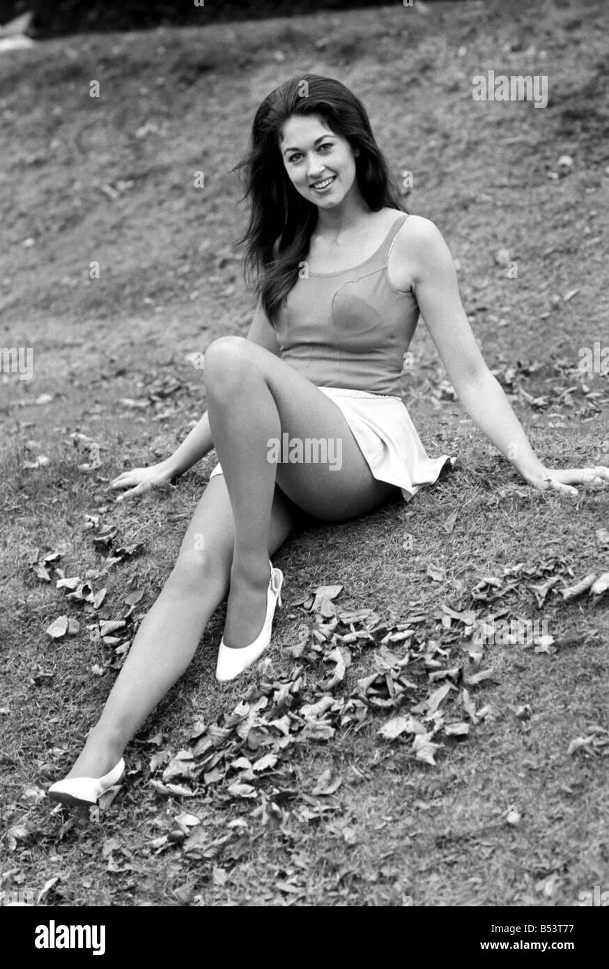 Frau posiert im freien trägt einen kurzen weißen Rock und Weste Top. &#13; &#10; Oktober 1969 &#13; &#10; Z10474 Stockfoto