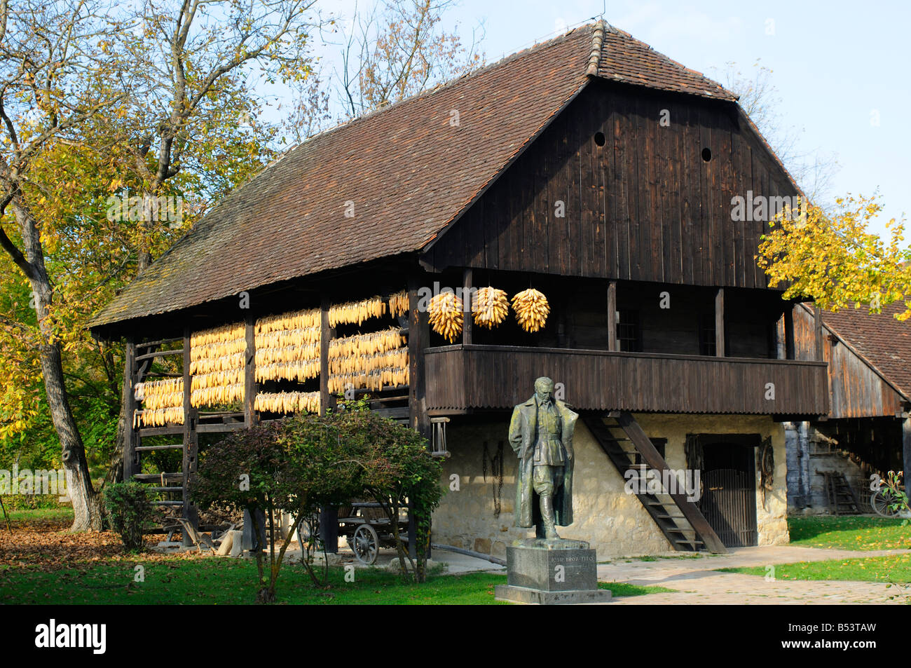 Ethnologische Folk Museum Staro Selo in Kumrovec mit der Statue von Marschall Josip Broz Tito Stockfoto