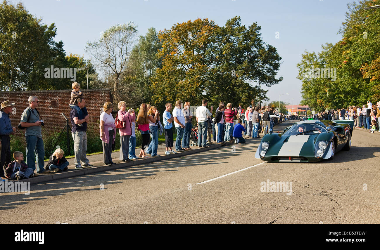 Lola T70, angetrieben von John Surtees, während Lola es 50. Jahrestag in Huntingdon. Stockfoto