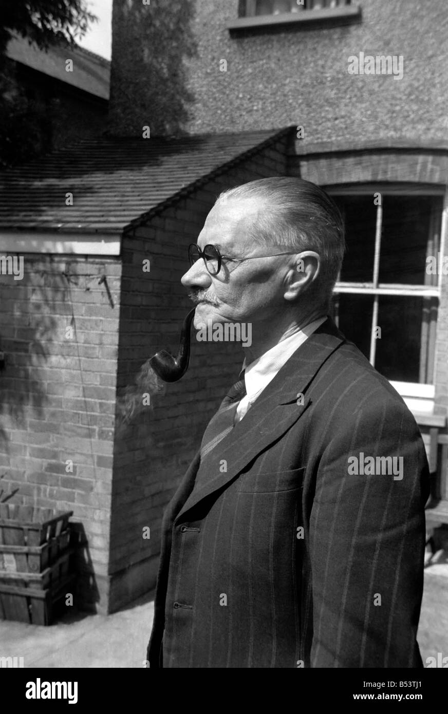 Räuchermann (Mr. Brown) gesehen haben, seine Pfeife rauchen. Juni 1953 D2984 Stockfoto
