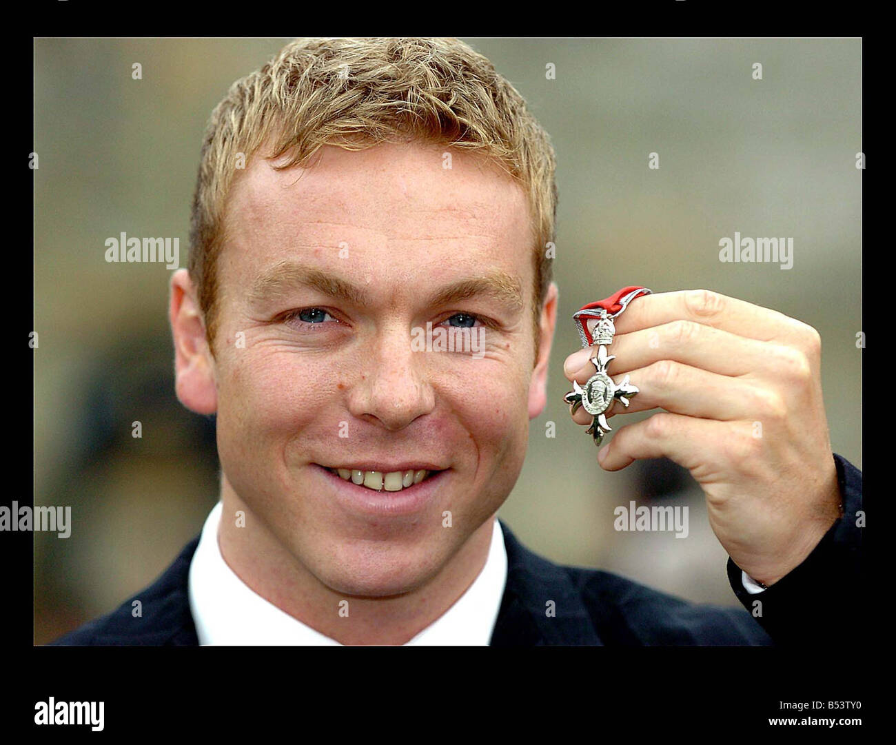 Goldmedaillen-Gewinner Chris Hoy zeigt seine neuesten Medaille OBE im Holyrood House in Edinburgh Juli 2005 Stockfoto