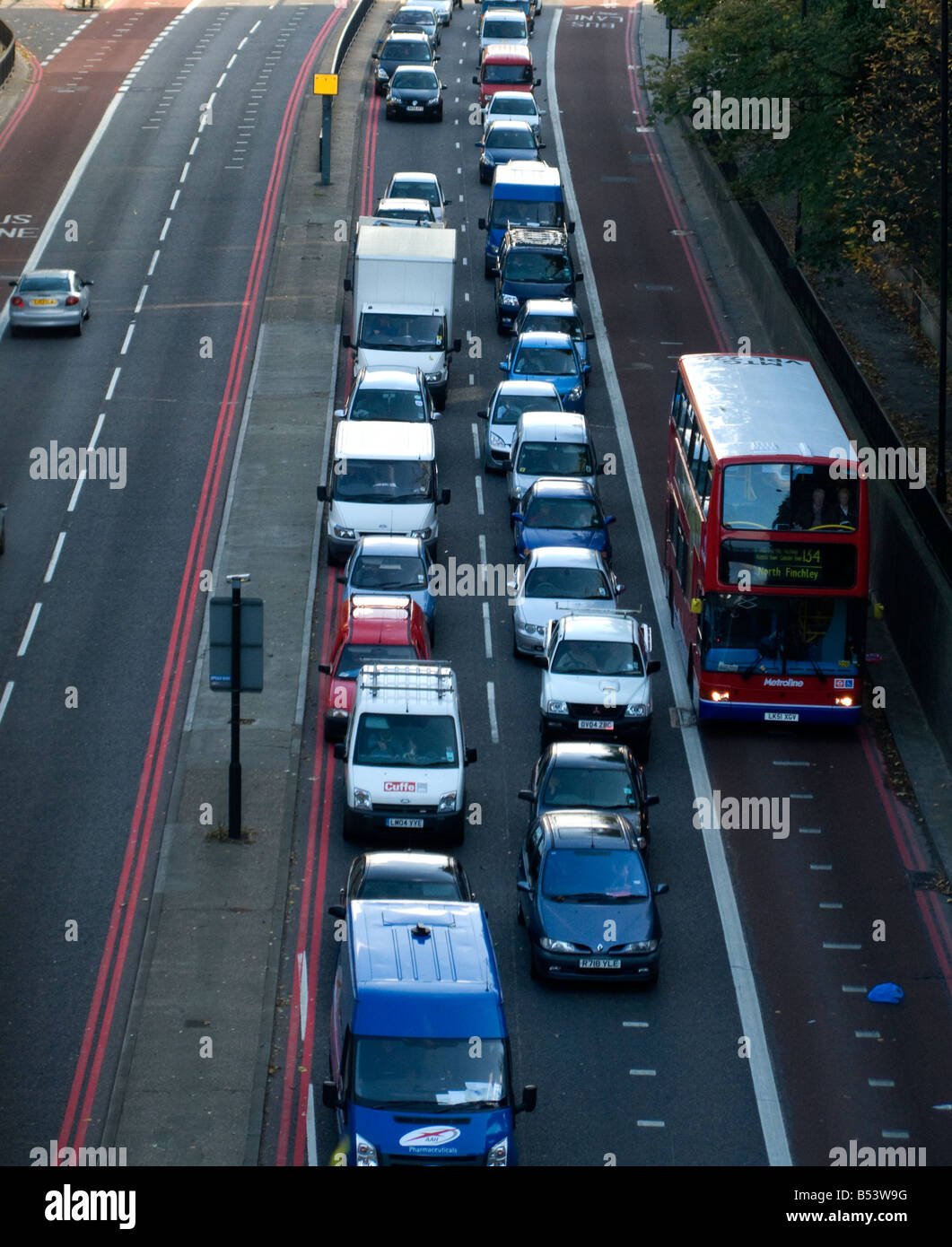 Ein Bus fährt Warteschlangen Verkehr auf den Torbogen Road, London Stockfoto