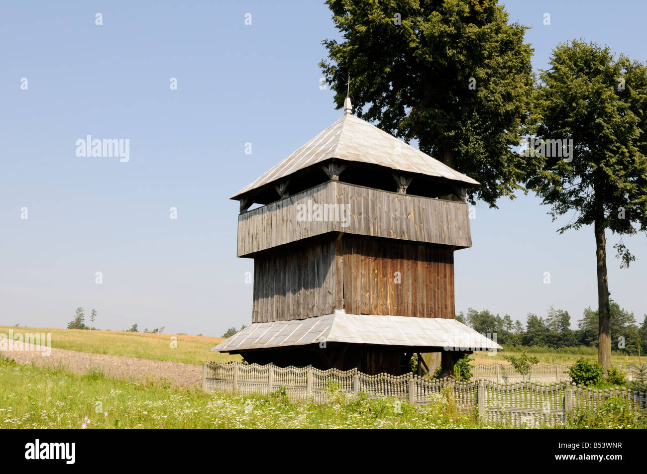 Alten hölzernen Glockenturm in Prusie, Region Roztocze, Polen Stockfoto