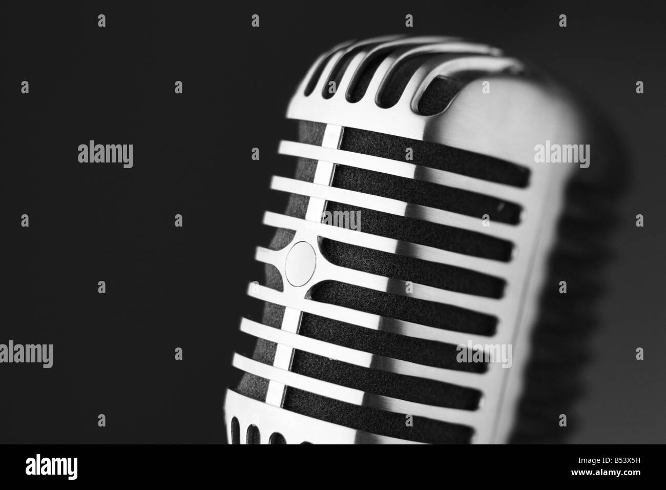 Classic Retro-Mikrofon auf schwarzem Hintergrund selektiven Fokus Stockfoto