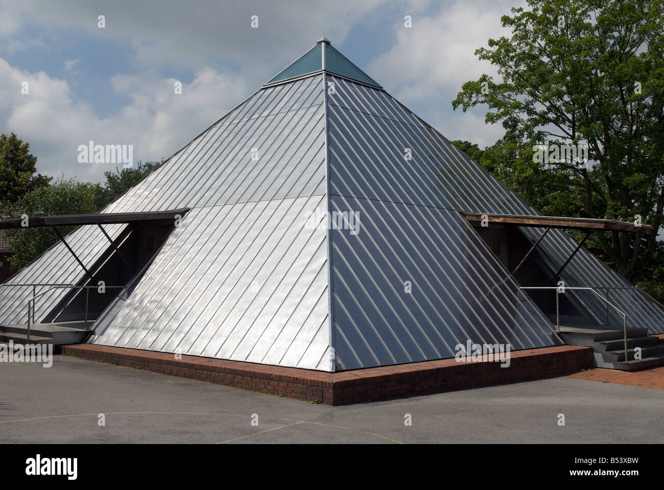 Klassenzimmer bedeckt mit Sonnenkollektoren produzieren elektrischen Energie an einer Schule in Gelsenkirchen, Nordrhein-Westfalen, Deutschland. Stockfoto