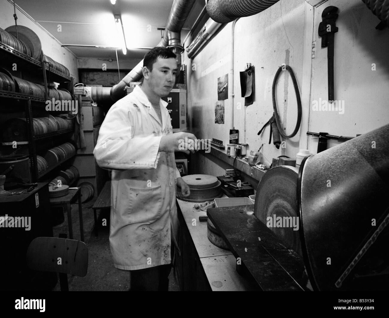 Modellbauer arbeiten an einem Workshop an der alten Gymnasium, Redruth, Cornwall Stockfoto