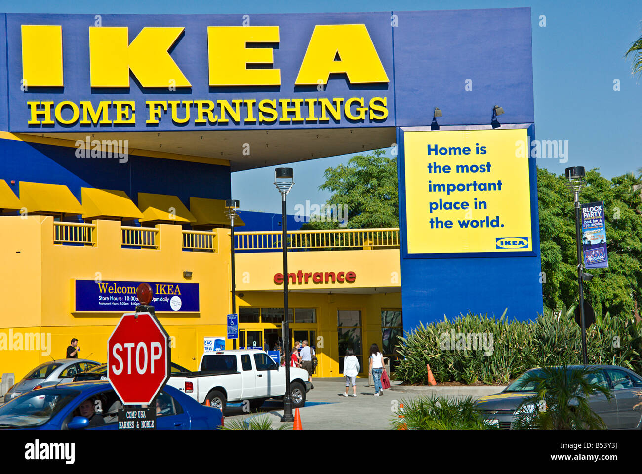 Burbank California IKEA Sofas, Stühle, Betten, Schubladen, Tische,  Schreibtische, Fußböden, Badmöbel, Küche Media City Center Stockfotografie  - Alamy