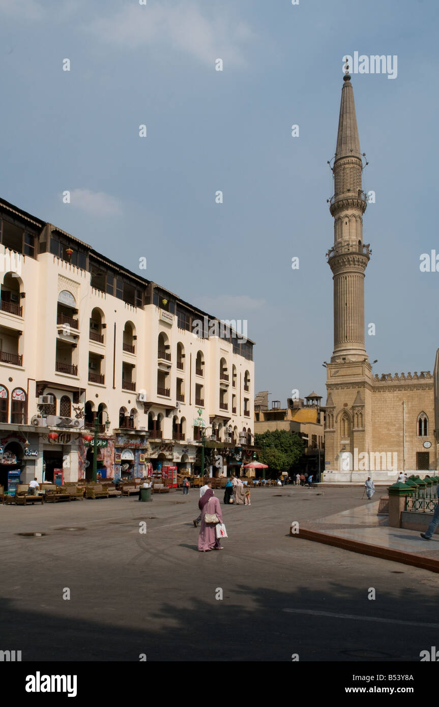 Die Menschen gehen an der Al Hussein Moschee vorbei, die sich am Eingang von Khan el-Khalili befindet, einem großen Souk im historischen Zentrum des islamischen Kairo Ägypten Stockfoto