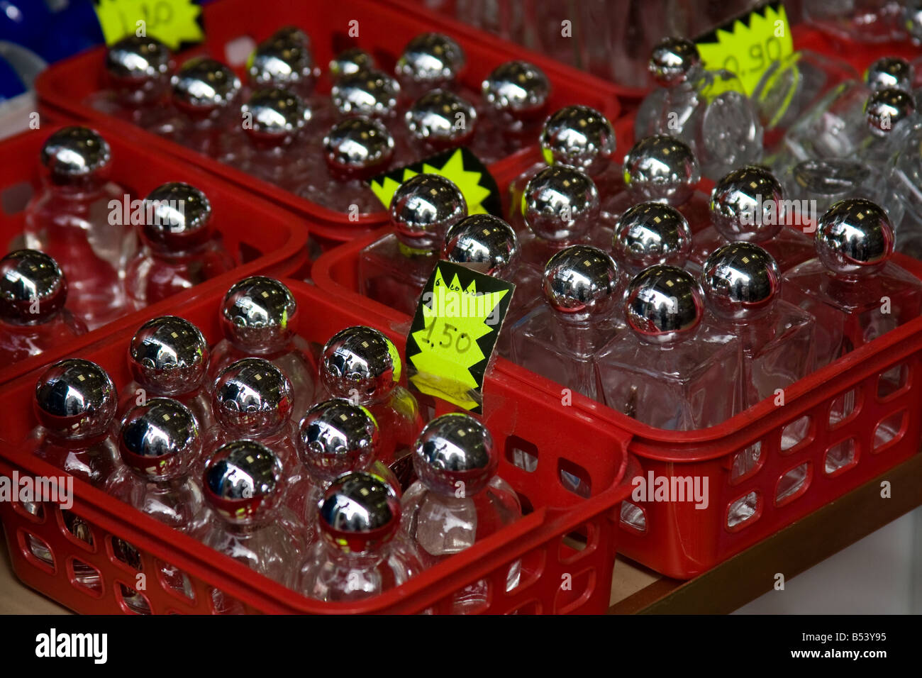 Heiliges Wasser Flaschen - Lourdes, Südfrankreich Stockfoto