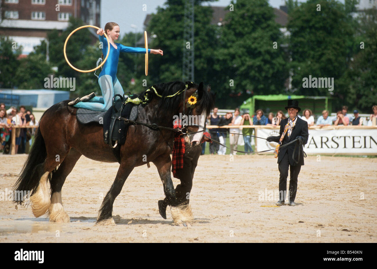 Mädchen auf Pferd - Reiten Voltigieren Stockfoto Mädchen auf Pferd - Reiten Voltigieren Stockfoto
