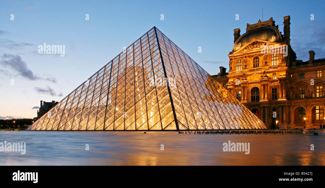 Louvre-Museum und Pyramiden Paris Frankreich Stockfoto