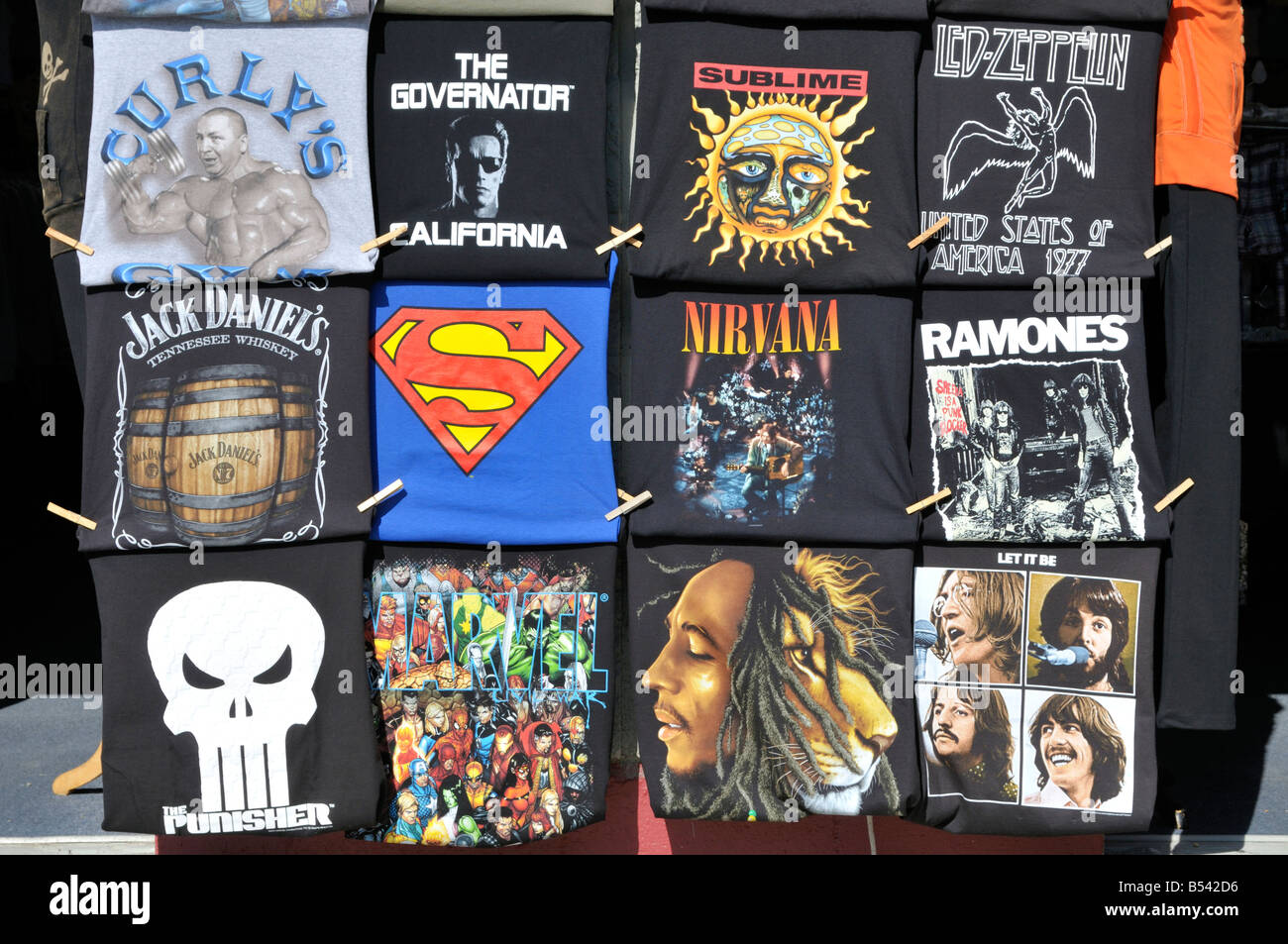 T-Shirts auf dem display Stockfoto