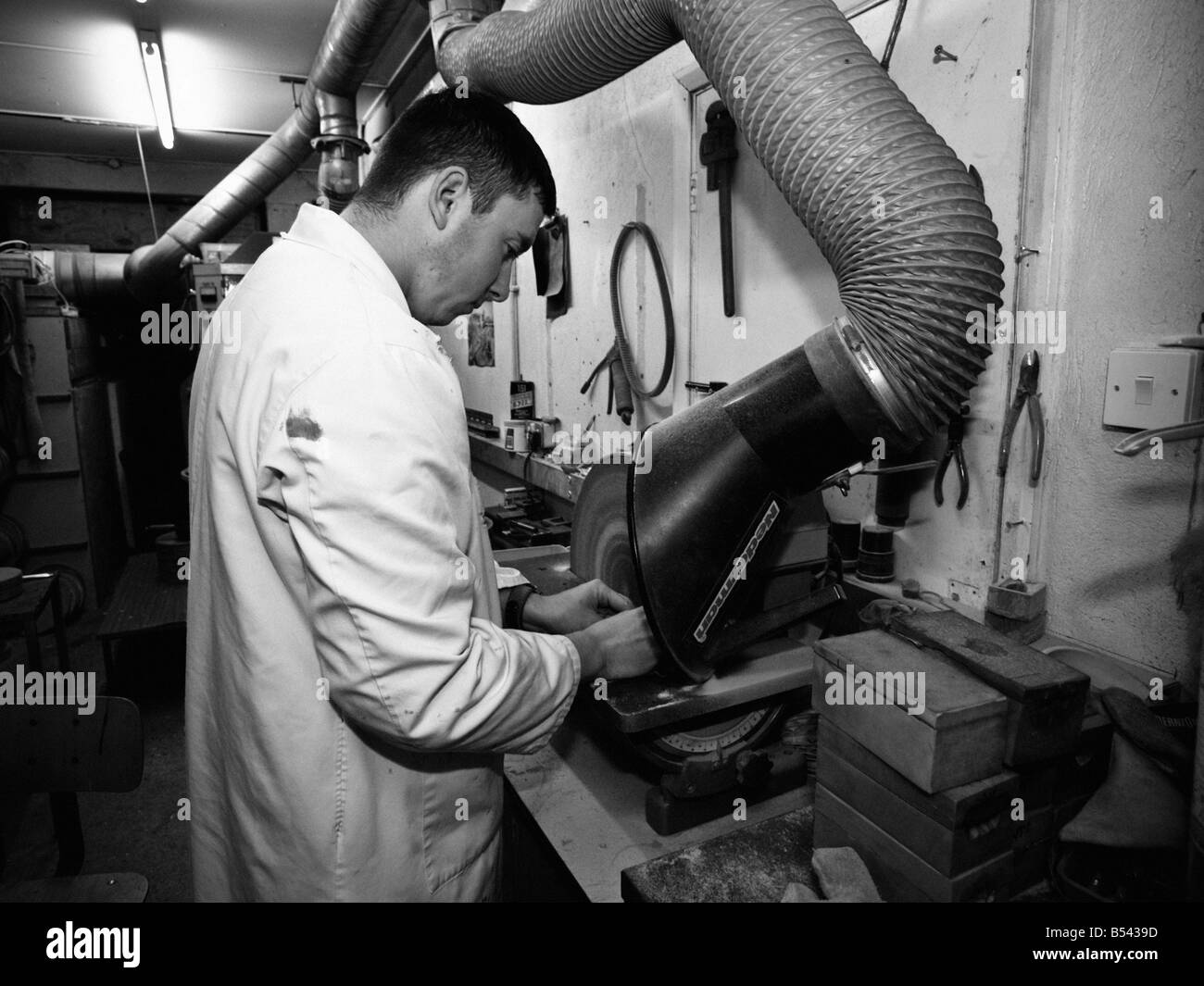 Modellbauer arbeiten an einem Workshop an der alten Gymnasium, Redruth, Cornwall Stockfoto