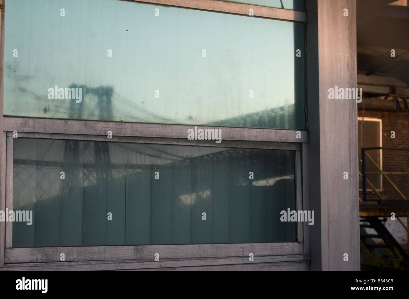 Reflexion der Williamsburg BRidge in das Fenster für die Domino-Zuckerraffinerie Stockfoto